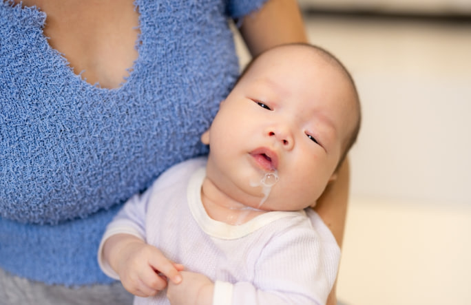 如何正确处理宝宝溢奶的问题