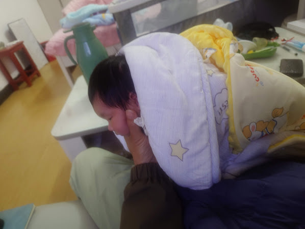 婴儿吃完奶后要怎么拍嗝